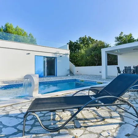 Villa Anna With Pool, Zadar County *