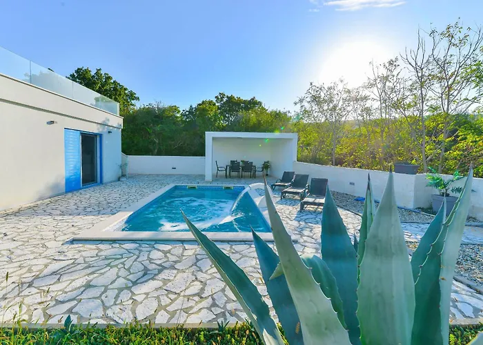 Anna With Pool, Zadar County Villa