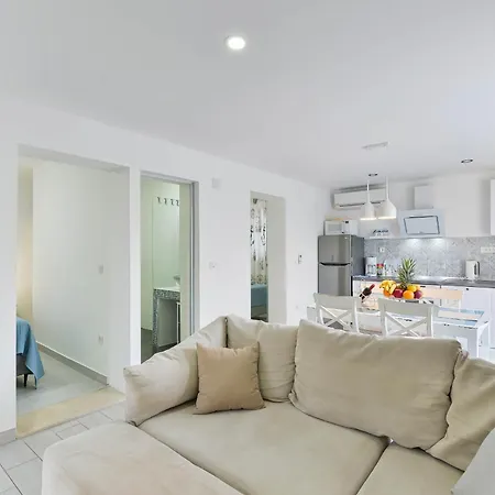 Anna With Pool, Zadar County 维耶拉克